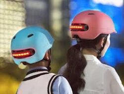 Review Gadget Singkat Smart Bike Helmet dengan Lampu LED dan Sensor Keselamatan Pintar